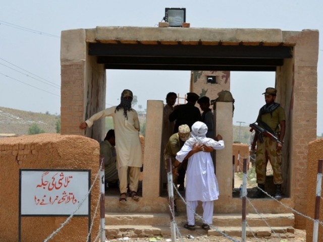 Civilians, fleeing the operation in the North Waziristan, walk towards an army check point in Saidgai. PHOTO: AFP June 14, 2015 http://tribune.com.pk/story/722202/army-launches-operation-in-north-waziristan/